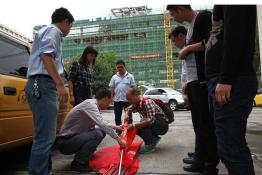 富陽供電公司黨員服務(wù)隊赴蒼南支援臺風(fēng)后電網(wǎng)搶修