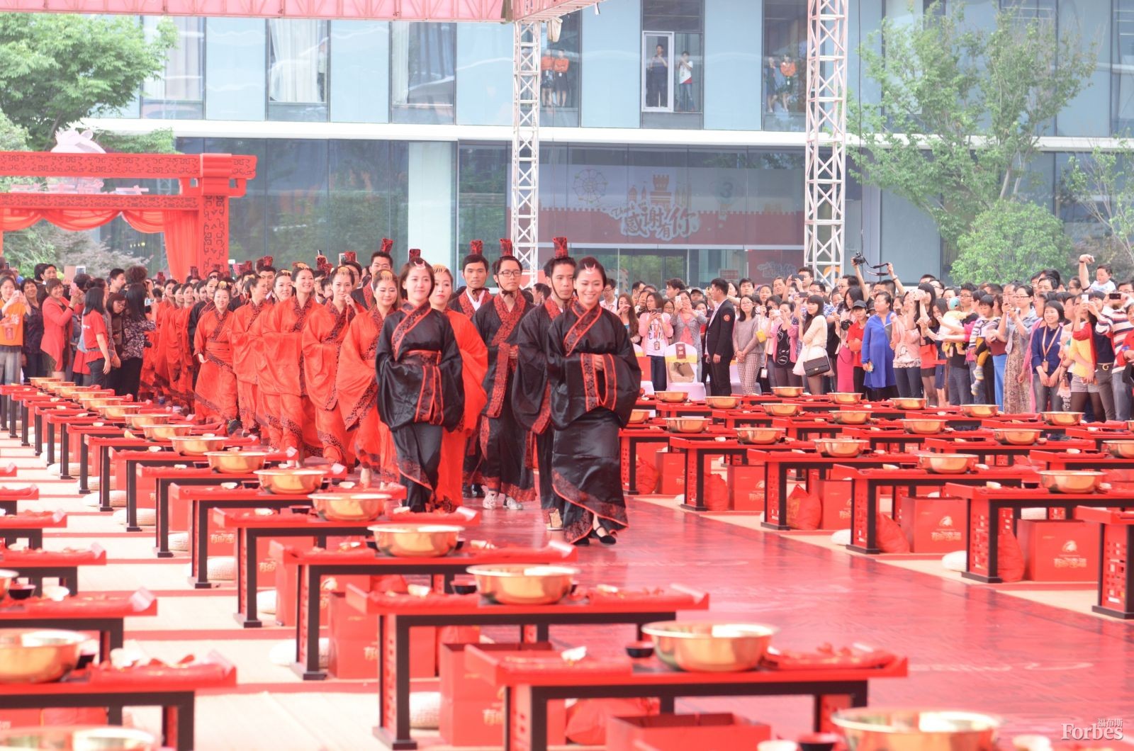 5月9日，阿里巴巴在杭州為102對(duì)新人舉行了集體婚禮，其中大部分為該公司員工。