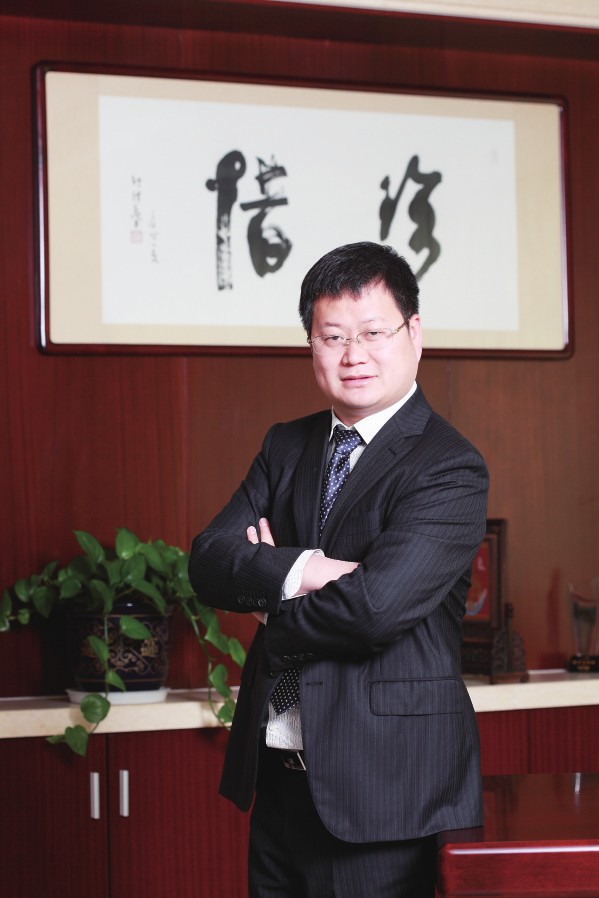9年前，鄒承慧站在江陰華士鎮(zhèn)華西村的一間荒廢車間門口，帶著13名員工，前途充滿未知。9年后，鄒承慧率領(lǐng)下的愛(ài)康資產(chǎn)已超百億，創(chuàng)造了一系列的全國(guó)乃至世界之最—太陽(yáng)能鋁邊框產(chǎn)品占全球市場(chǎng)份額20%，居世界第一，光伏安裝支架系統(tǒng)產(chǎn)品占全國(guó)市場(chǎng)份額15%，居全國(guó)行業(yè)第一。光伏發(fā)電規(guī)模居全國(guó)非公有制企業(yè)發(fā)電前列。