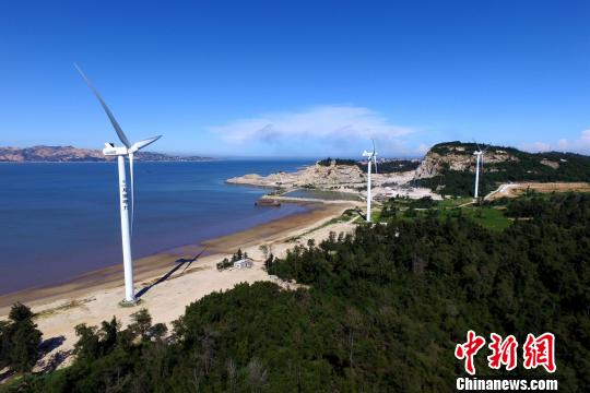 沿海灘而建的風(fēng)力發(fā)電機(jī)?！⊥鯑|明 攝