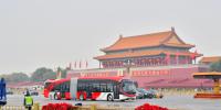 以實(shí)干獻(xiàn)禮十九大 銀隆新能源18米純電動(dòng)BRT在京上線運(yùn)營