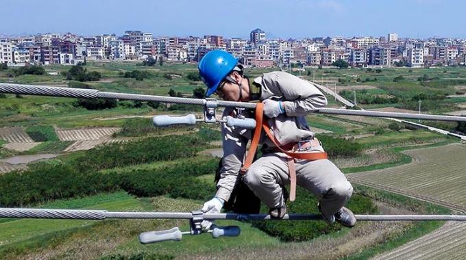 高空作業(yè)線(xiàn)路體檢 確?？煽抗╇? /></a>
				<span>高空作業(yè)線(xiàn)路體檢 確?？煽抗╇?/span>
			</li>
			<li>
				<a href=