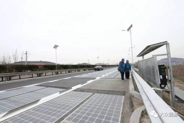 漲知識(shí)！高速公路上汽車怎么邊跑邊？