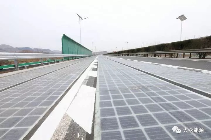 漲知識(shí)！高速公路上汽車怎么邊跑邊？