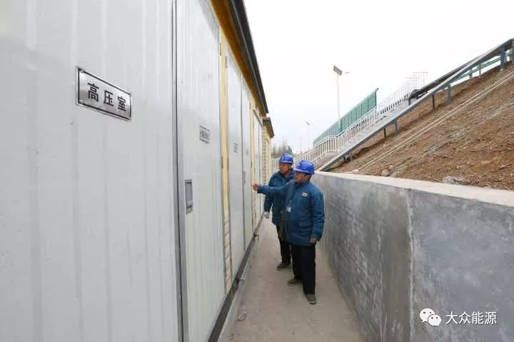 漲知識(shí)！高速公路上汽車怎么邊跑邊？