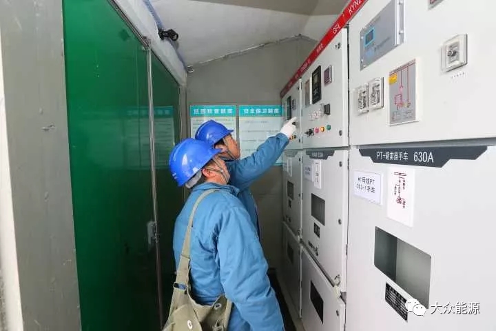 漲知識(shí)！高速公路上汽車怎么邊跑邊？