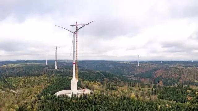 為風(fēng)力發(fā)電機(jī)加上個水泥罐，就能媲美馬斯克的100兆瓦時超級電池?!