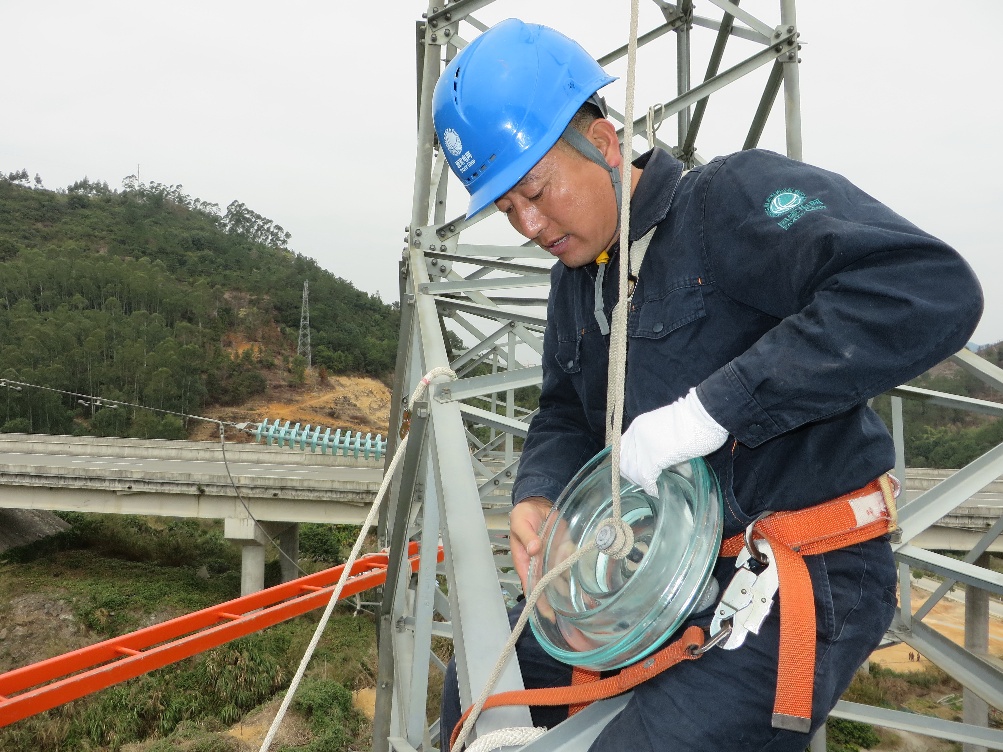 福州供電高空帶電更換受損設備