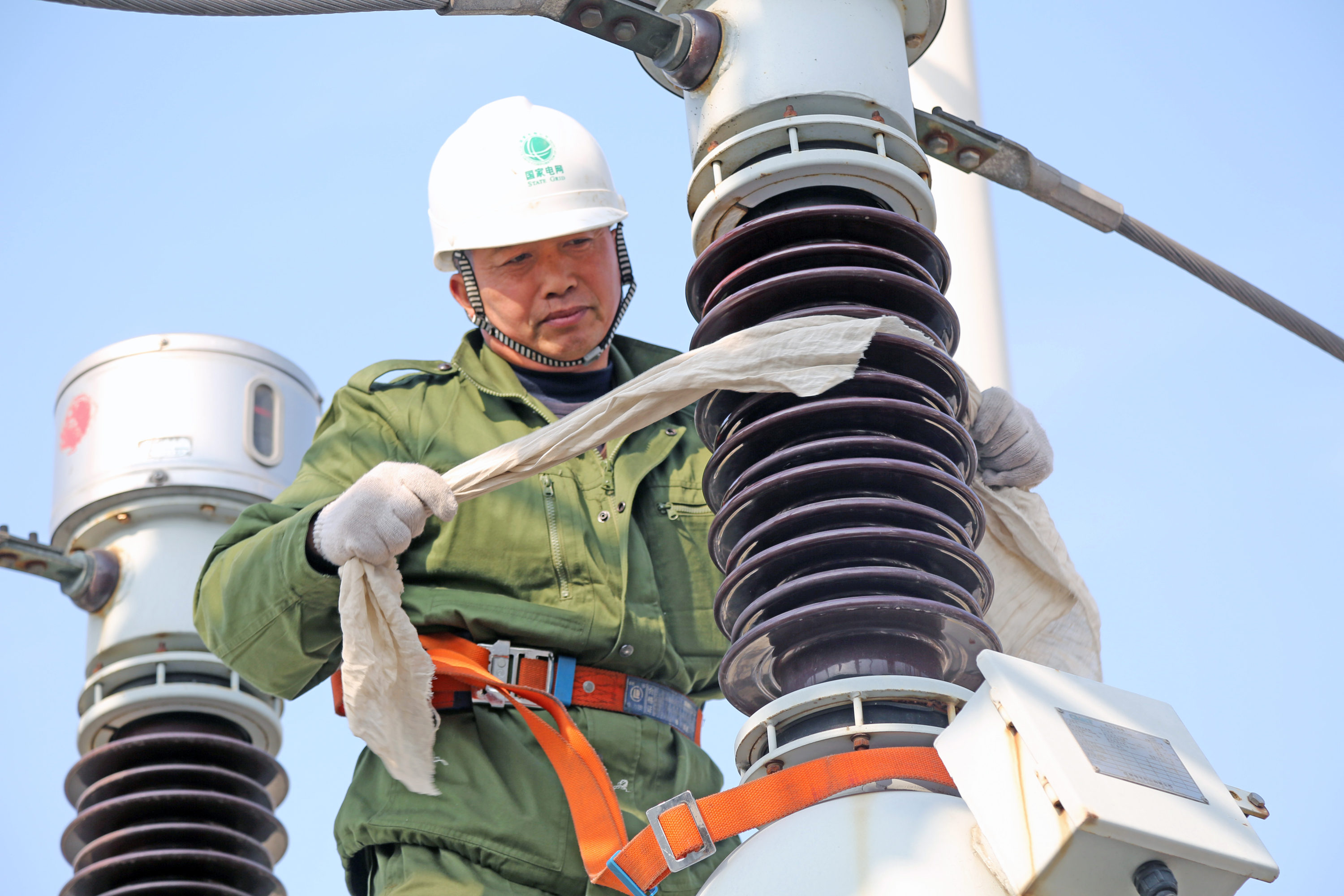 東臺供電檢修變電設備保證安全運行