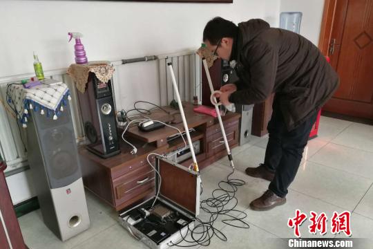 國(guó)家電網(wǎng)技術(shù)人員在在河北省淶水縣南郭下村的分布式光伏扶貧電站研發(fā)5G技術(shù)傳輸。　趙明 攝