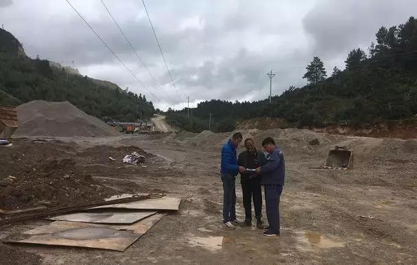 聽(tīng)說(shuō)最近輸電線路和鐵塔“火”啦！