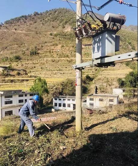 聽(tīng)說(shuō)最近輸電線路和鐵塔“火”啦！