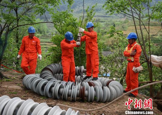 圖為電力工人首次在特高壓復(fù)奉線重慶段開展整串絕緣子串更換工作?！≈芤?攝