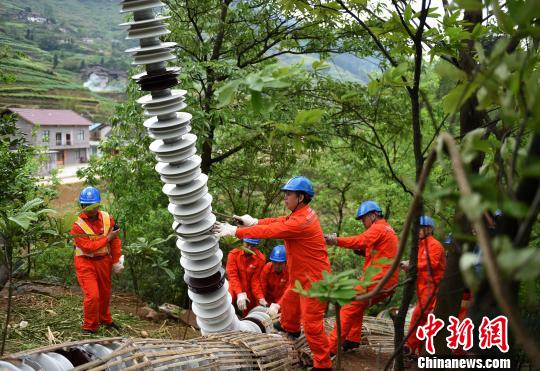 圖為電力工人首次在特高壓復(fù)奉線重慶段開展整串絕緣子串更換工作?！≈芤?攝