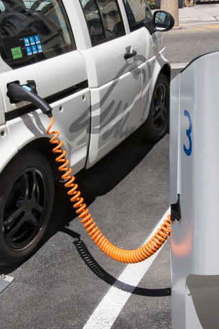 無線充電革命正悄悄萌芽 充電樁能否保其身？