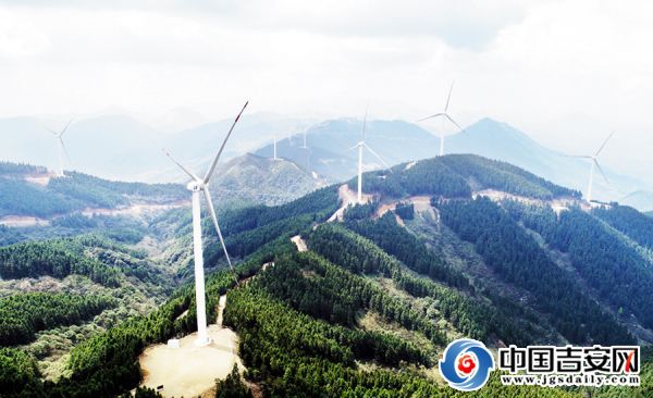 華能靈華山風(fēng)力發(fā)電場風(fēng)力發(fā)電機(jī)矗立在群山之中