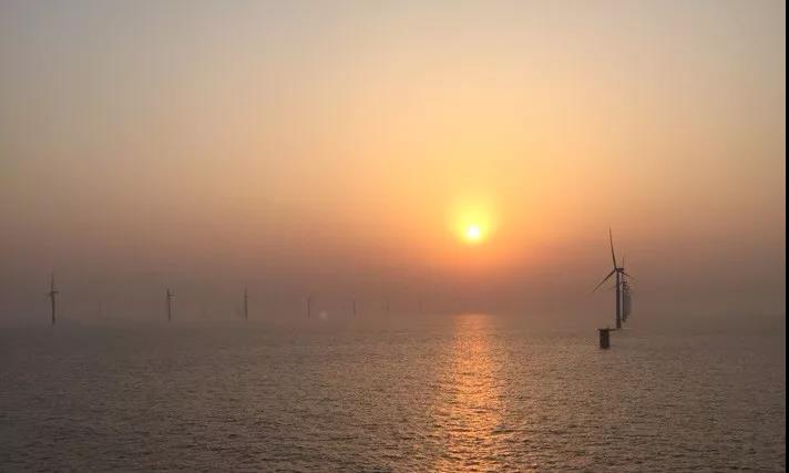 快訊丨亞洲最大海上風(fēng)電場100臺風(fēng)電機(jī)組全部吊裝完成