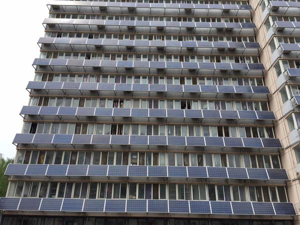 “高能”！北交大一宿舍樓外墻“爬滿”太陽能板