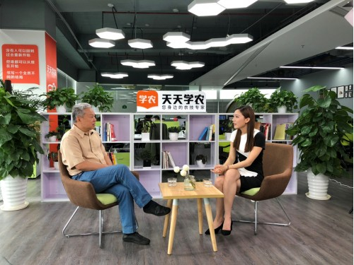 響應(yīng)總理號(hào)召，天天學(xué)農(nóng)用手機(jī)“新農(nóng)具”助力鄉(xiāng)村振興