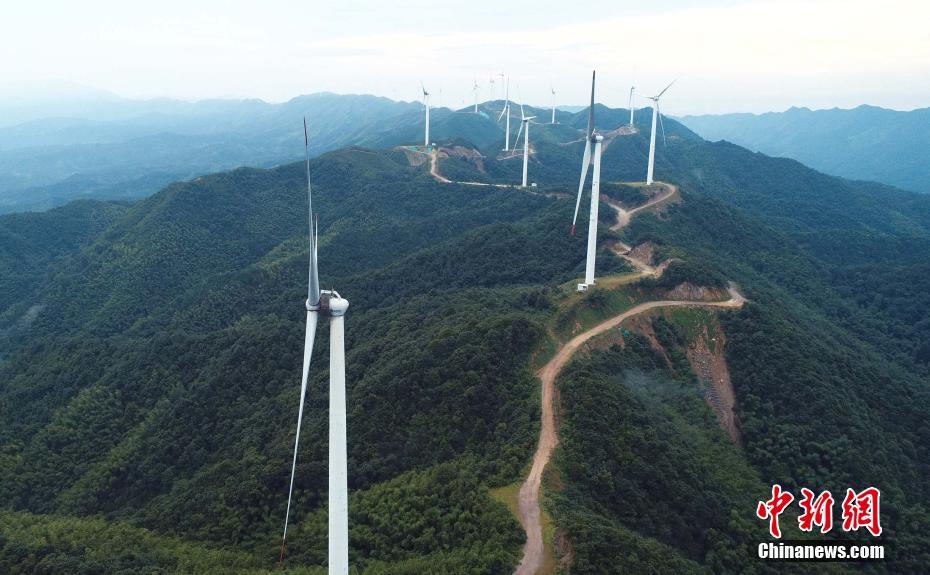 航拍江西泰和高山風(fēng)電項目 風(fēng)機矗立山脈如巨型"風(fēng)車"