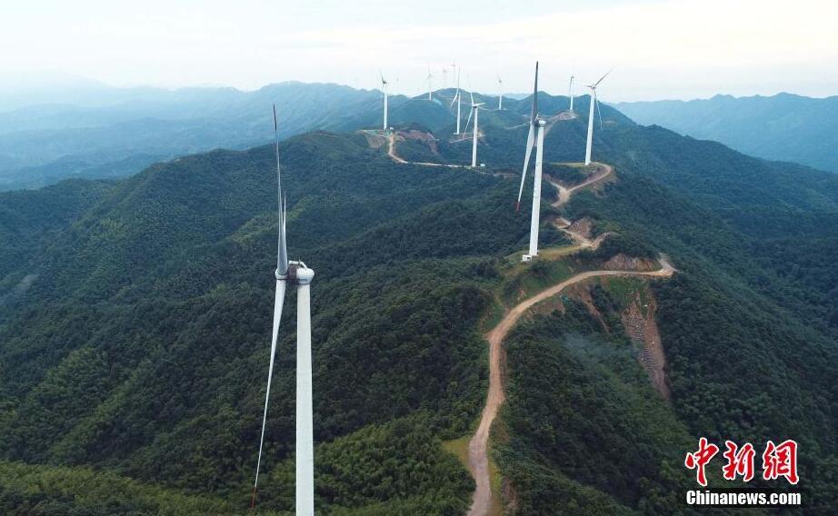 航拍江西泰和高山風(fēng)電項(xiàng)目 巨型“風(fēng)車(chē)”矗立山脈