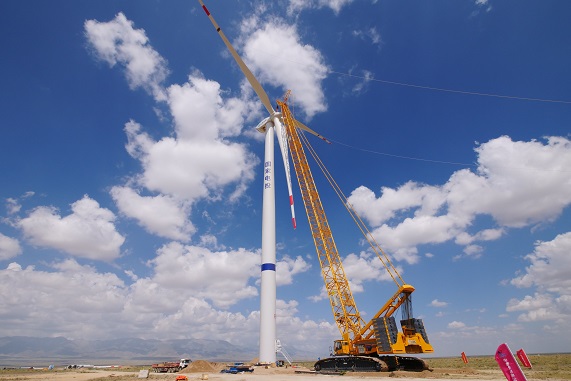 國家電投海南州40萬千瓦風(fēng)電項目首臺機組吊裝完成