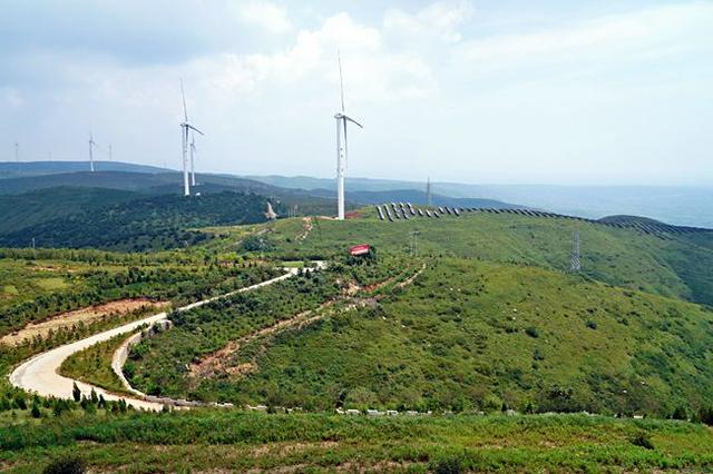 風(fēng)光絕美搭配 ！無人機與風(fēng)力發(fā)電機“試比高”