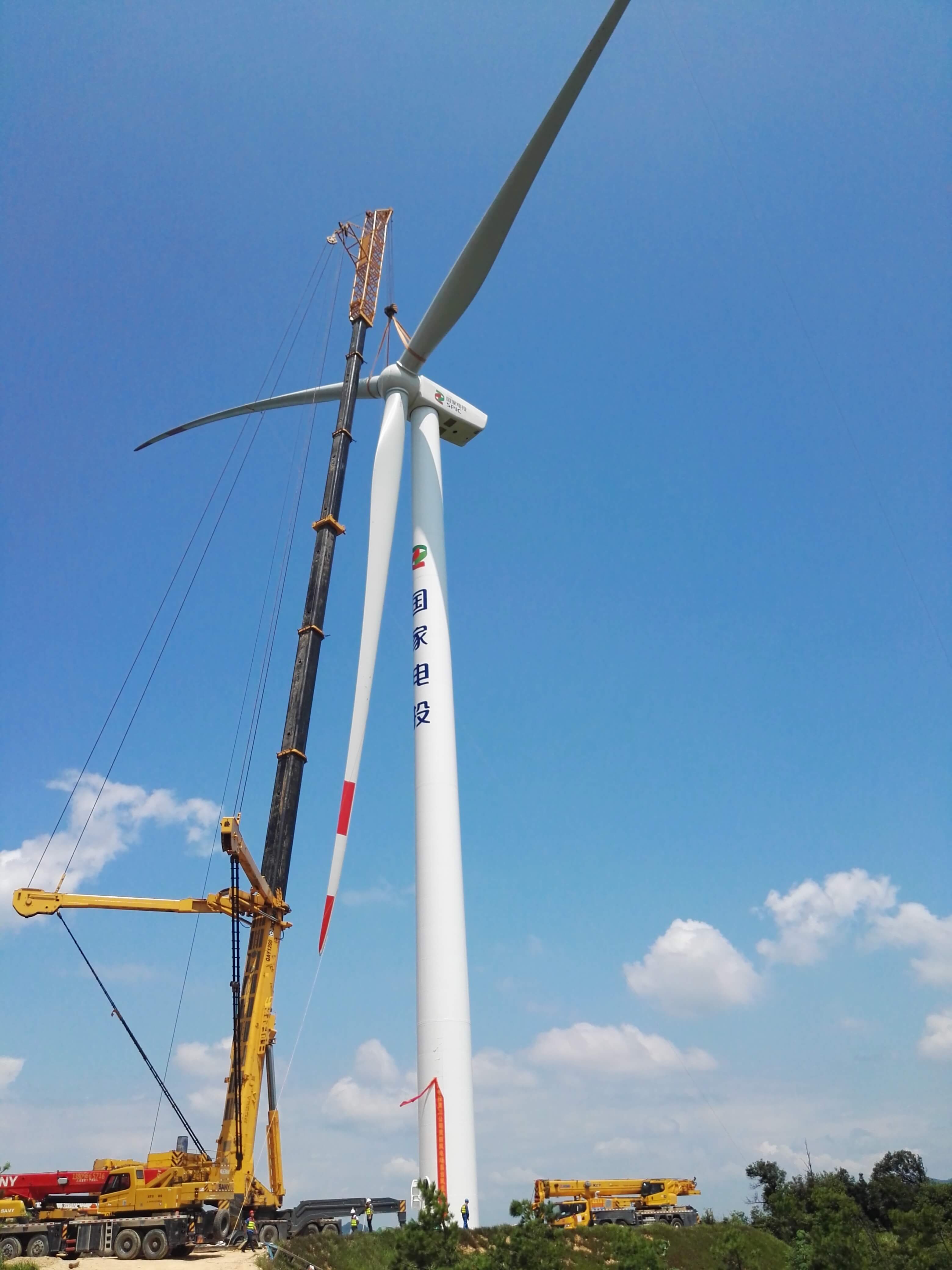 靈川縣靈田風(fēng)電場首臺(tái)機(jī)組吊裝完成