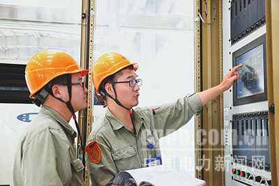 近日，國(guó)電哈密煤電開發(fā)有限公司在2號(hào)機(jī)組檢修期間，開展了“C修微課堂”崗位練兵活動(dòng)，助力青工成長(zhǎng)成才，掀起了“學(xué)技術(shù)、提素質(zhì)”的熱潮。圖為該公司電氣二次班勵(lì)磁專工在講解勵(lì)磁小電流試驗(yàn)原理。