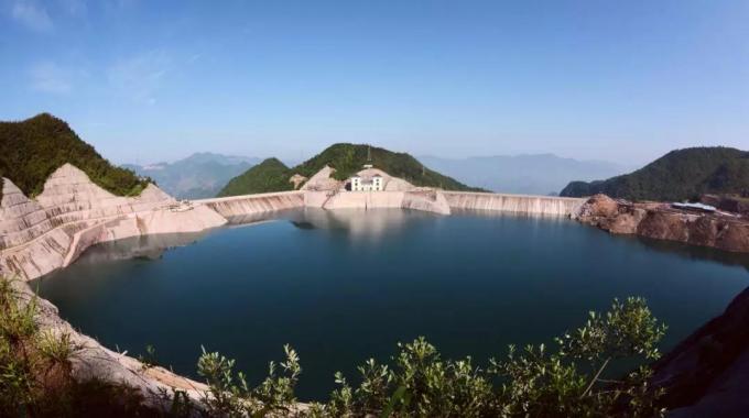 浙江仙居抽水蓄能電站（建成）  仙居抽水蓄能電站位于浙江仙居縣，極大節(jié)省了系統(tǒng)電源建設投資，據(jù)2015年水平系統(tǒng)運行模擬計算，電站使系統(tǒng)火電綜合調峰幅度降低2.44%，節(jié)約系統(tǒng)標準煤耗15.48萬噸。