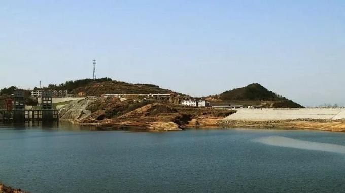 湖北白蓮河抽水蓄能電站（建成）  湖北白蓮河抽水蓄能電站位于黃岡市羅田縣，它擔負著調峰、填谷、調頻、調相和事故備用等任務，對湖北乃至華中電網(wǎng)安全、經(jīng)濟、穩(wěn)定有巨大作用。