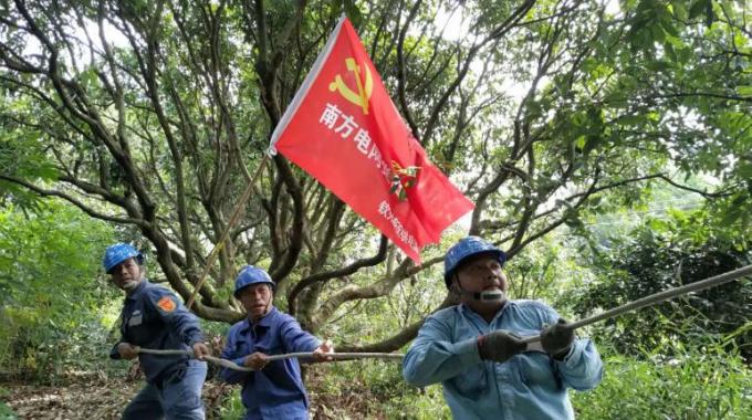      9月17日，該局組織搶修人員544人次、車(chē)輛154臺(tái)次，成立了9支黨員突擊隊(duì)、8支青年突擊隊(duì)投入到搶修復(fù)電戰(zhàn)役中。