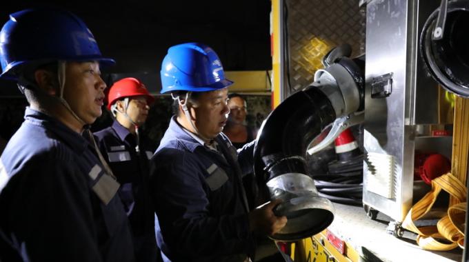 電力應(yīng)急排澇車兼具發(fā)電和排澇的功能，不需依賴外接電源，在應(yīng)急搶修過程中使用十分方便。只要將一端的水管插入積水，另一端接入河道，啟動電機便可迅速排水。這臺大功率排澇車的特點是吸力大、吸程高，最大吸水深度可達20左右，每分鐘的抽水量大1000升，若水深在10米以內(nèi)，每分鐘的吸水量可到1800升至2000升。