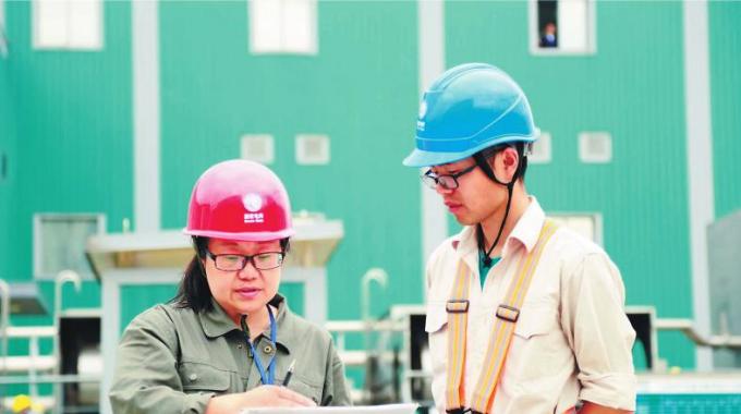  　　堅守者：陳文強  　　堅守崗位：直流檢修員  　　堅守年限：5年  　　國慶假期將近，浙江電力檢修公司的陳文強站在±800千伏紹興換流站換流變廣場。這里正在進行2018年年度檢修。