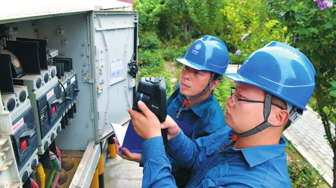  　　堅守者：王海林、張鑫  　　堅守崗位：營業(yè)配電員  　　堅守年限：7年  　　國慶來臨，山東淄博供電公司石橋供電所的王海林和張鑫像往常一樣，整理巡線用的裝備，戴好安全帽、掛上望遠鏡，一天的設備巡視工作就這樣開始了。