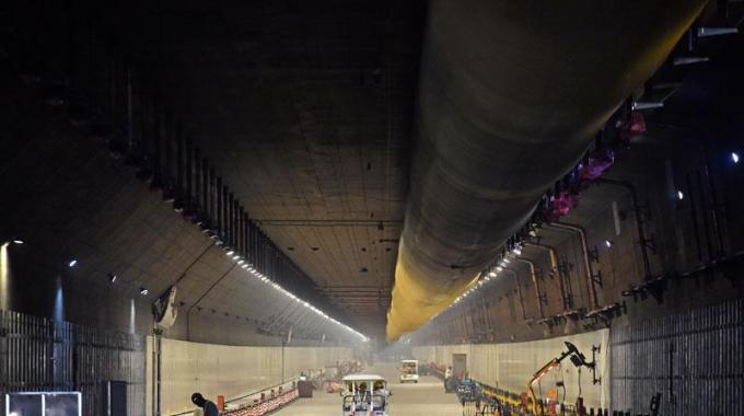  廣東電網(wǎng)公司承擔(dān)著對(duì)人工島及港珠澳大橋本體工程的供電任務(wù)，同時(shí)為粵港澳三地的綜合運(yùn)輸體系和高速路網(wǎng)提供電力保證。早在港珠澳大橋于2009年12月15日正式動(dòng)工以來，廣東電網(wǎng)公司珠海供電局便成立了港珠澳大橋供電專項(xiàng)服務(wù)小組，9年間一直跟隨建設(shè)進(jìn)度及時(shí)滿足各項(xiàng)用電需求。